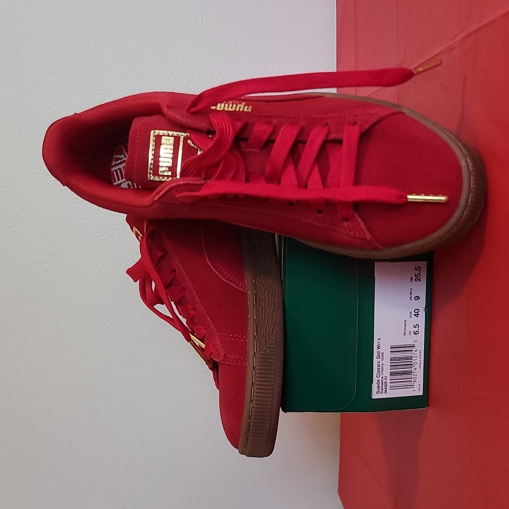 NEW Puma - Suede Classic Gold Accents US sz 9; UK sz 6.5; EUR sz 40